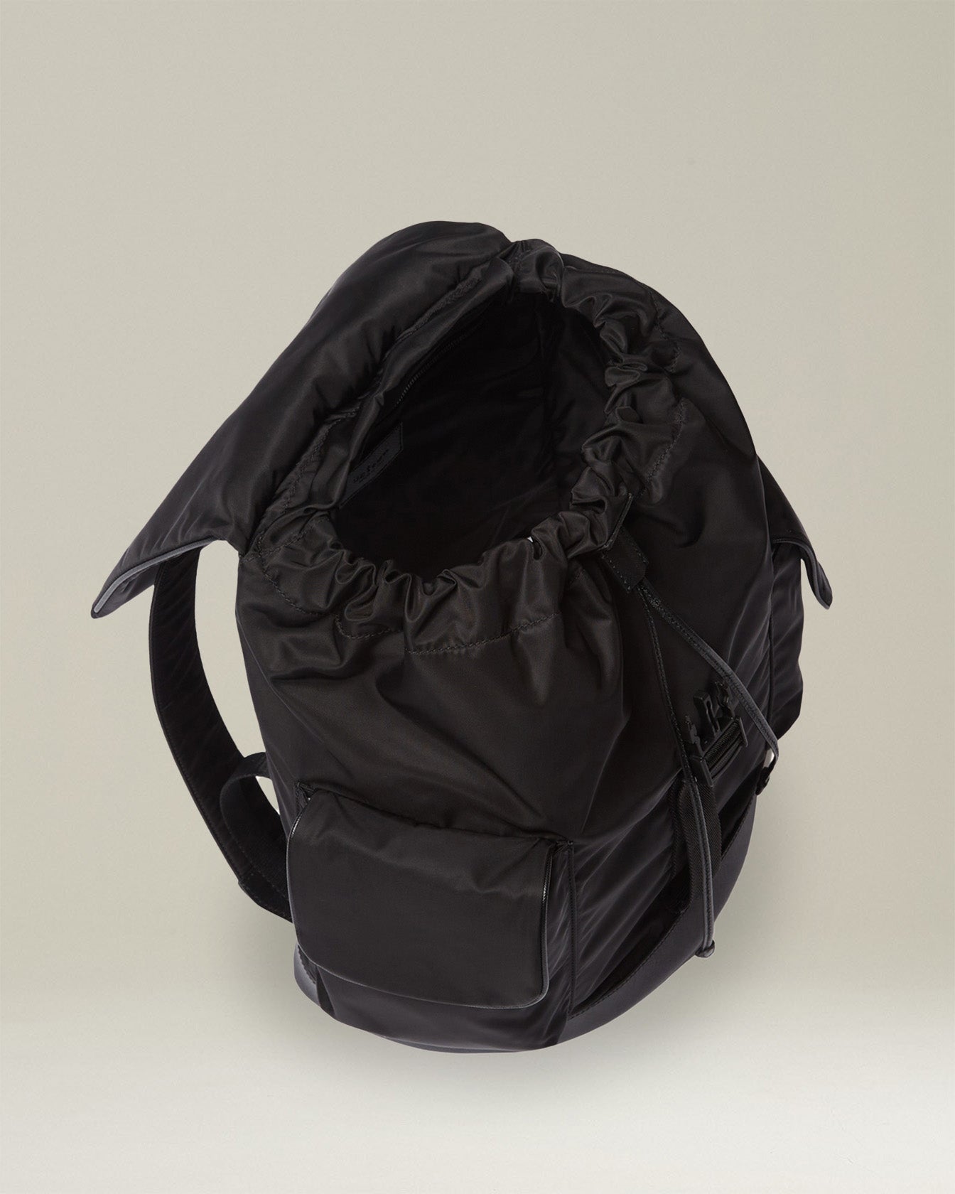 TECHNICAL TEXTILES TRAVEL BACKPACK