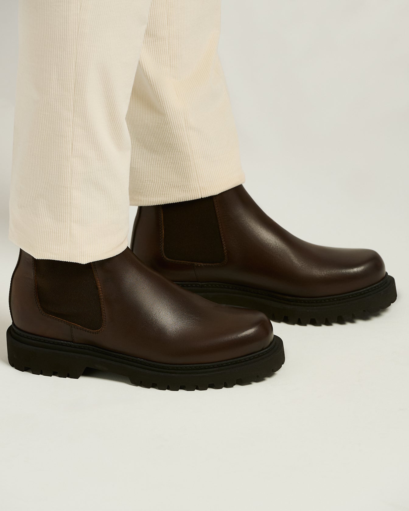 men's brown calfskin chelsea boot leather sole